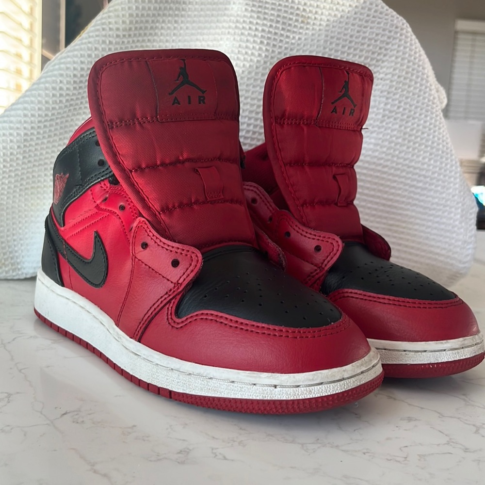 Nike jordon 1. Used a couple of times. Creased No Box